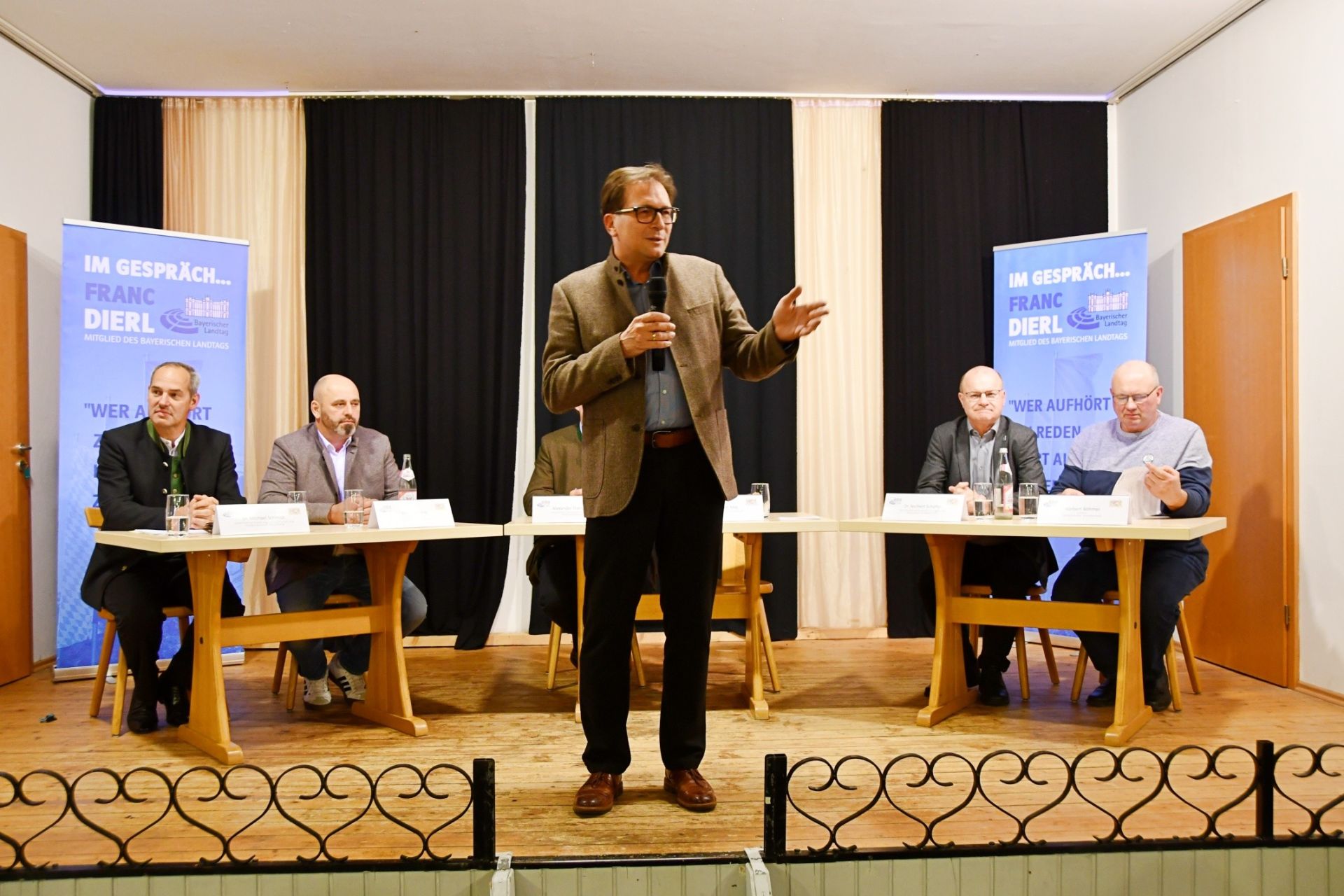 Landtagsabgeordneter Franc Dierl (Mitte) hatte mit Behördenleiter Dr. Michael Schmidt vom Amt für Landwirtschaft und Teichwirt Wolfgang Veigl (von links) sowie Landwirt Norbert Böhmer und Dr. Norbert Schäffer vom LBV (von rechts) Experten zu Wolfs- und Otterschäden eingeladen.