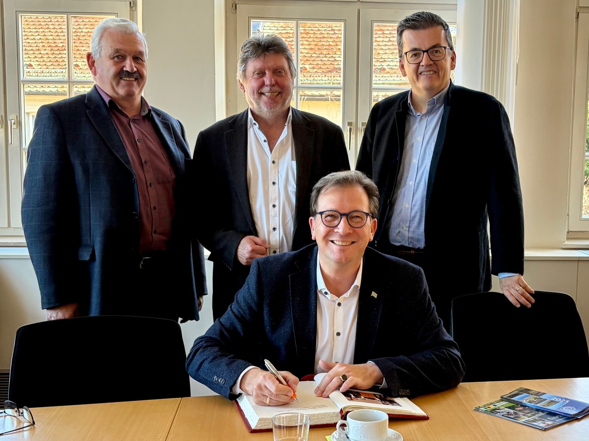 MdL Franc Dierl tr�gt sich in das Goldene Buch von Weidenberg ein. Im Hintergrund die B�rgermeister (v.l.n.r.) Reinhard Prei�inger (Seybothenreuth), Hans Wittauer (Weidenberg) und Gerhard Herrmannsd�rfer (Emtmannsberg). 