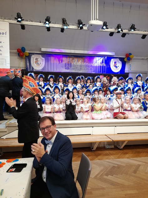 MdL Franc Dierl mit der Tanzgarde der Mohrenw�scher.