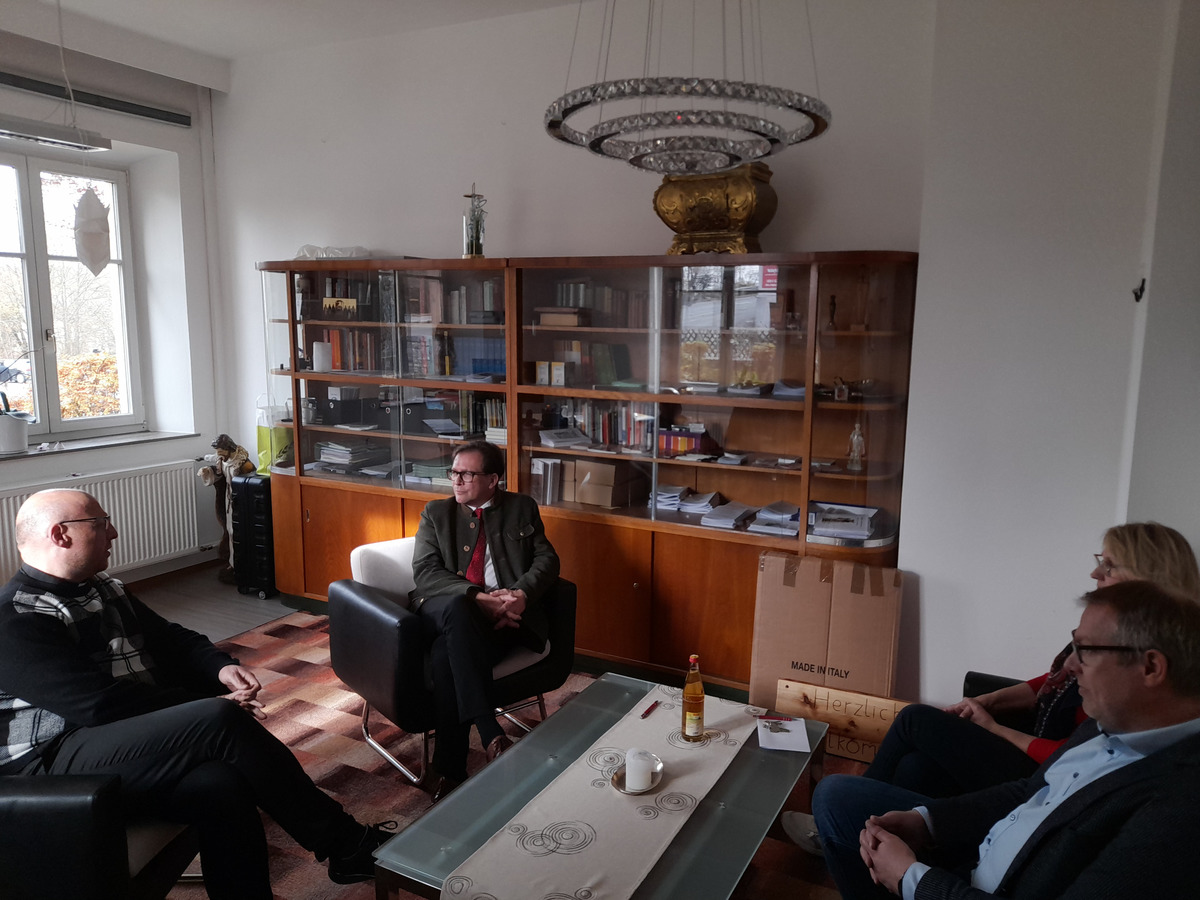 MdL Franc Dierl (2. von links) im Gespr�ch mit dem Pfarrer der Herz Jesu Kirche Pegnitz Norbert F�rster, der Stadtr�tin Regina Schrembs und dem Stadtrat Stefan Krieg.