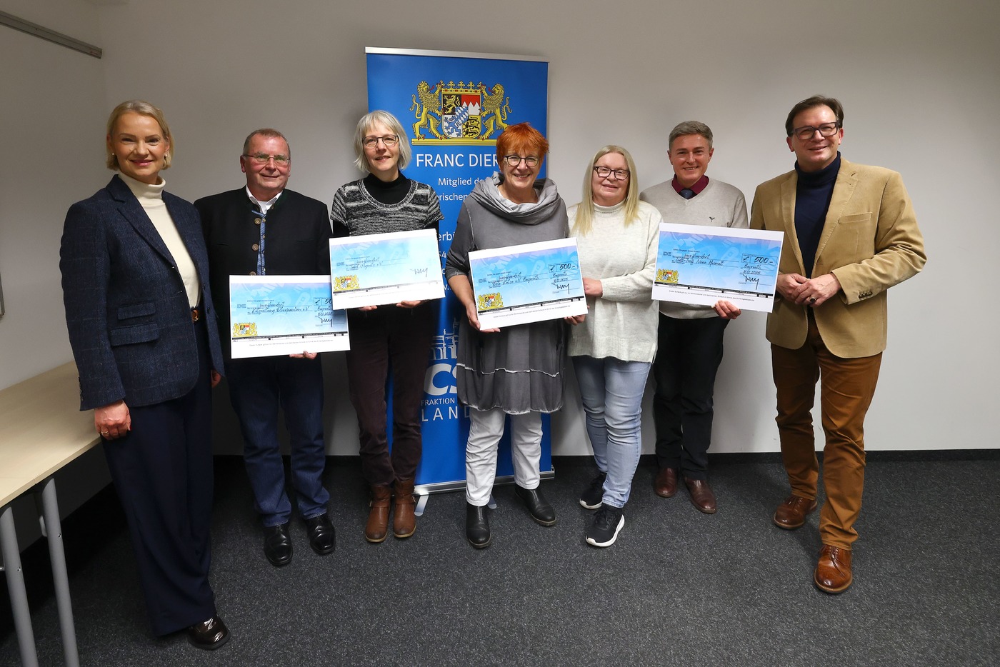 MdL Franc Dierl (rechts) und seine Frau Barbara (links) bei der Scheck�bergabe.