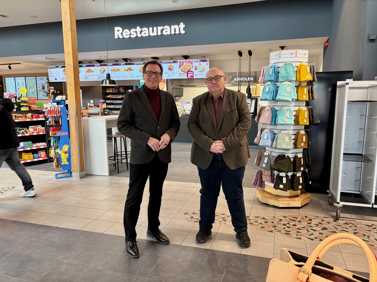 MdL Franc Dierl (links) erhielt von Gesch�ftsf�hrer Michael Vogel eine F�hrung der Rastanlage.