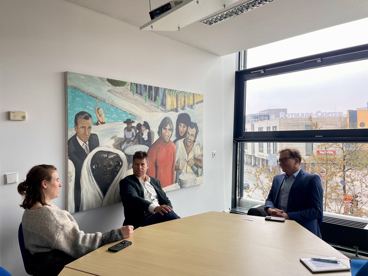 Beim gemeinsamen Gespr�ch behandelten Aileen Thomas, Bereich Projektmanagement und Marketing, Michael Thomas, Gesch�ftsf�hrer und MdL Franc Dierl aktuelle Themen der Film- und Kinobranche (v.l.n.r.).