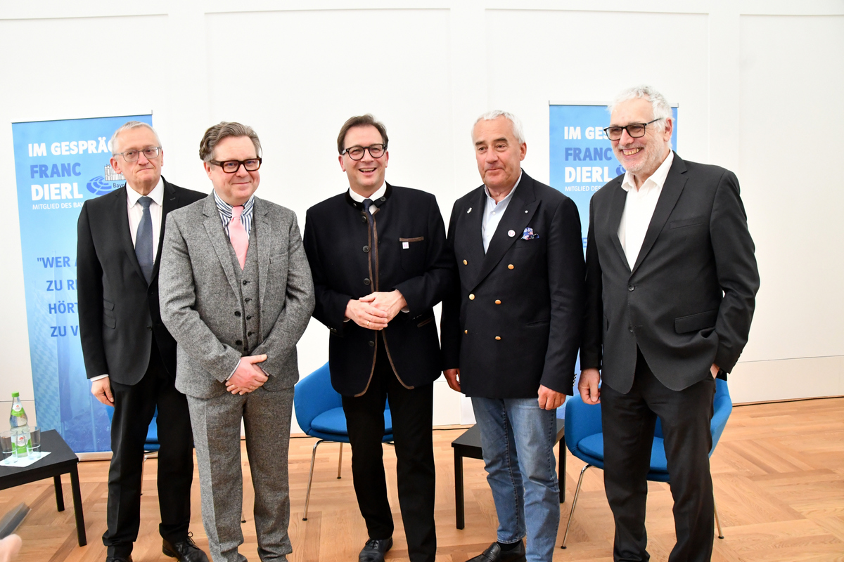 Zum Gespr�ch �ber �Displaced Persons� (von links): Bezirksheimatpfleger G�nter Dippold, Moderator Thomas Br�ggemann, MdL Franc Dierl, der Antisemitismusbeauftragte Ludwig Spaenle und der Vorsitzende der Israelitischen Kultusgemeinde Felix Gothart.