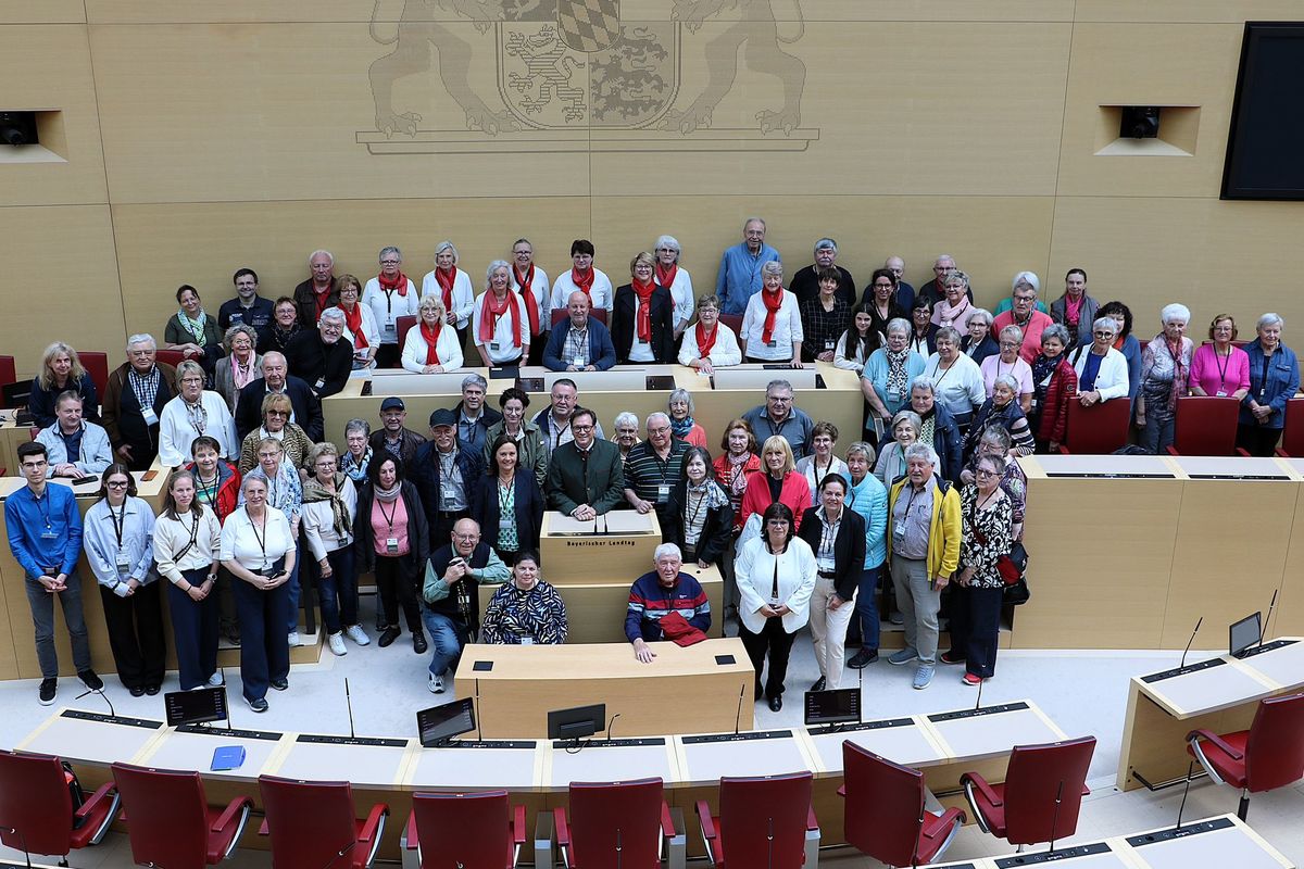 Viele Fragen hatten die interessierten Besucherinnen und Besucher an Landtagsabgeordneten Franc Dierl (am Rednerpult), als sie anl�sslich seiner Einladung zu einer Infofahrt in den Bayerischen Landtag auch im Plenarsaal zu Gast waren.