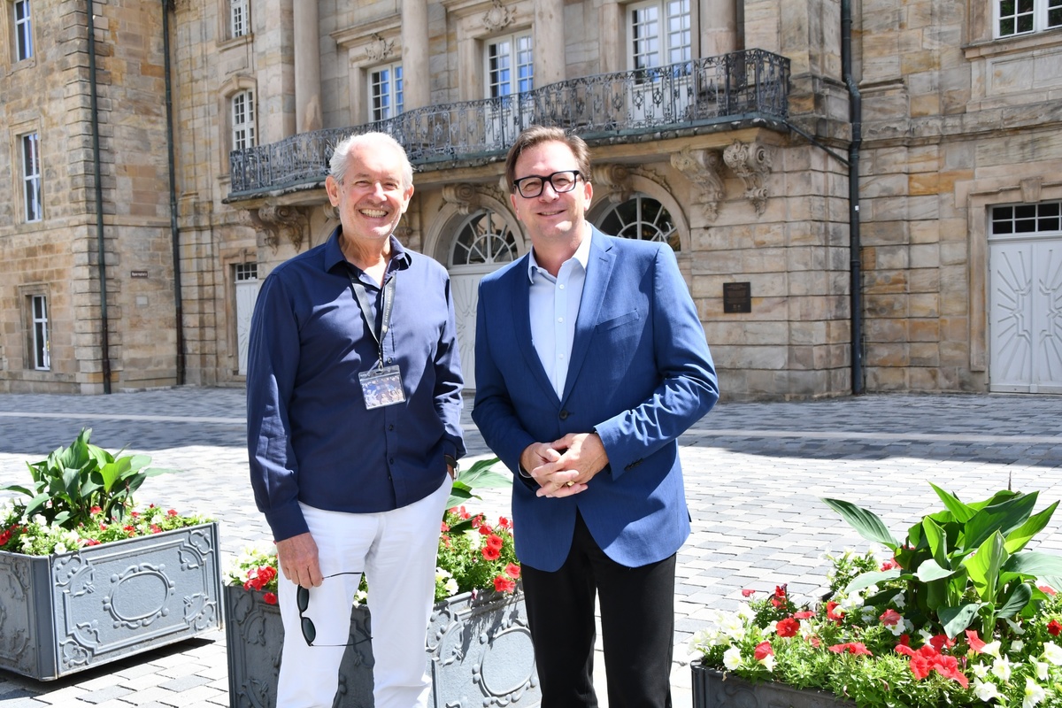 Dr. Clemens Lukas, Gesch�ftsf�hrer von Bayreuth Baroque, und MdL Franc Dierl (v.l.) beim gemeinsamen Ortstermin am Markgr�flichen Opernhaus in Bayreuth.