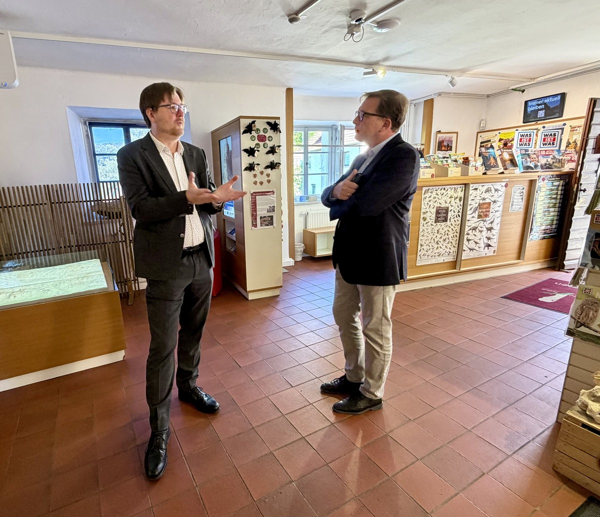 Dr. Jens Kraus (links) und MdL Franc Dierl zu Beginn Ihres Termins im kleinen Museumshop, der sich im Eingangsbereich des Fr�nkischen Schweiz-Museums befindet.