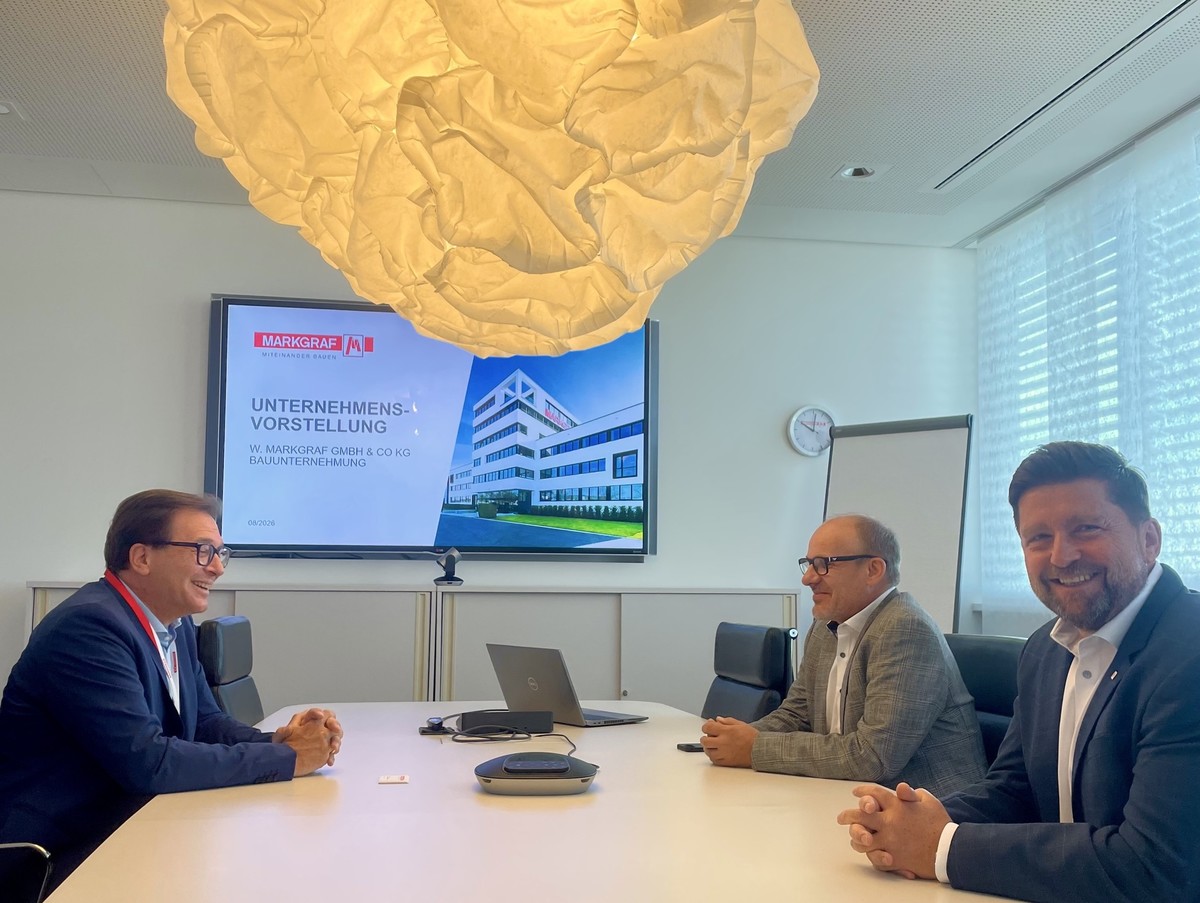 Wirtschaft trifft Politik: MdL Franc Dierl (l.) diskutiert mit den Gesch�ftsf�hrern Alexander Holzm�ller (r. vorne) und Alexander Kopp (r. hinten) �ber Chancen und Herausforderungen eines der leistungsst�rksten Bauunternehmen Deutschlands.