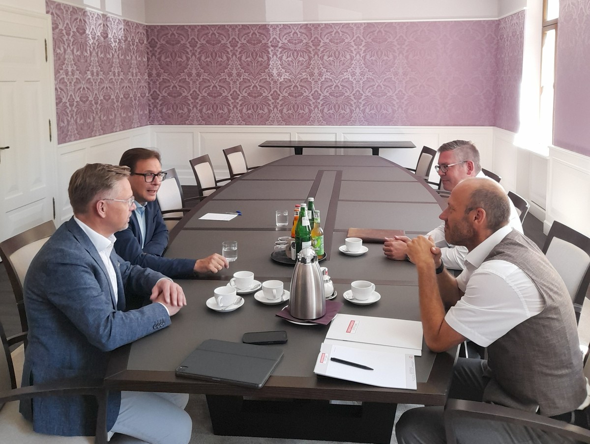 MdL Franc Dierl mit Tobias Rei�, 1. Vizepr�sident des Bayerischen Landtags, MdL (l.) im Gespr�ch mit dem Vorstandsvorsitzenden der Rainer Markgraf Stiftung Florian Prosch (hinten r.) und dem Gesch�ftsf�hrer der Oberfrankenstiftung Stefan Seewald (vorne r.