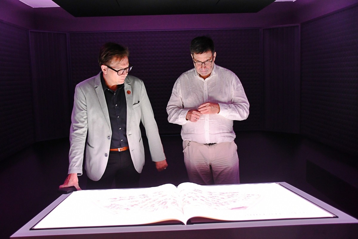 MdL Franc Dierl (l.) und Museumsdirektor Dr. Sven Friedrich im Richard-Wagner-Museum: F�r beide geh�ren Museum und lebendige Musikkultur untrennbar zusammen.