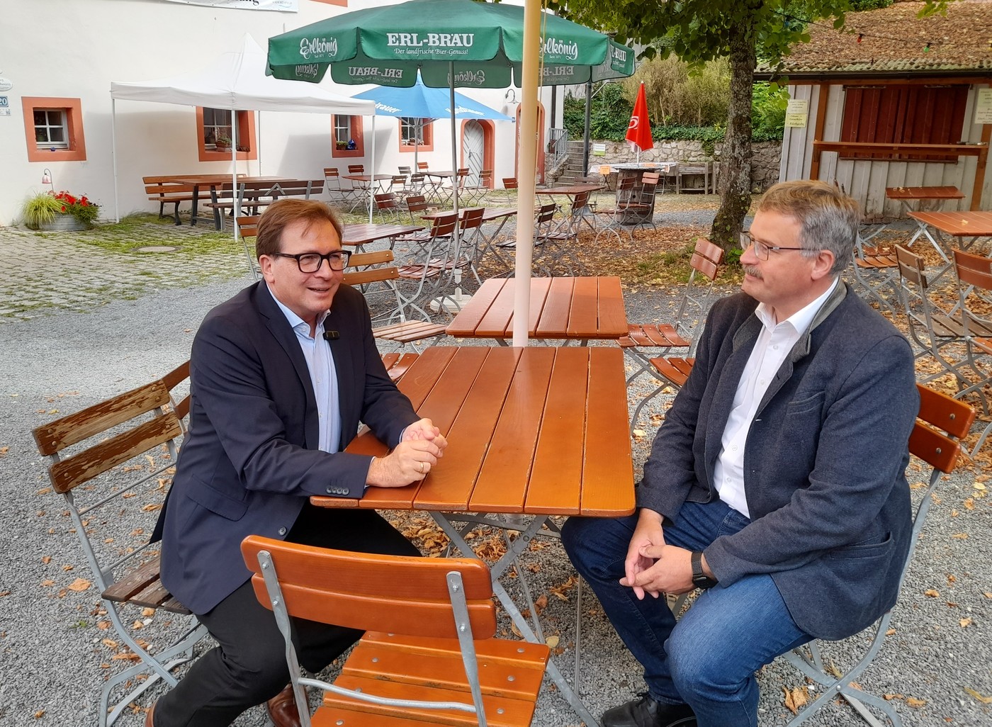 MdL Franc Dierl (links) mit dem Ersten B�rgermeister der Stadt Waischenfeld Thomas Thiem im Biergarten der Burgsch�nke auf der Burg Waischenfeld.