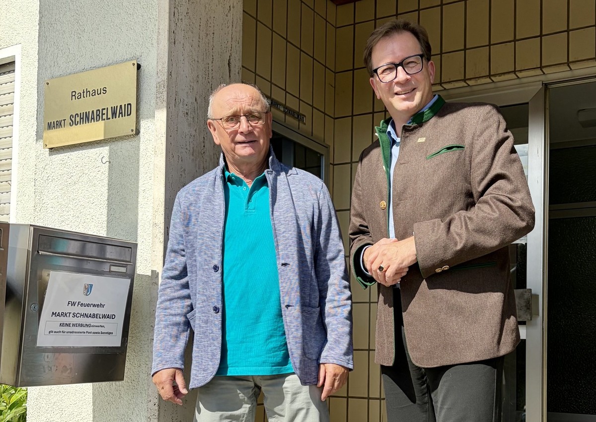 1. B�rgermeister Peter Krodel, FWG (links) und MdL Franc Dierl vor dem Rathaus in Schnabelwaid.