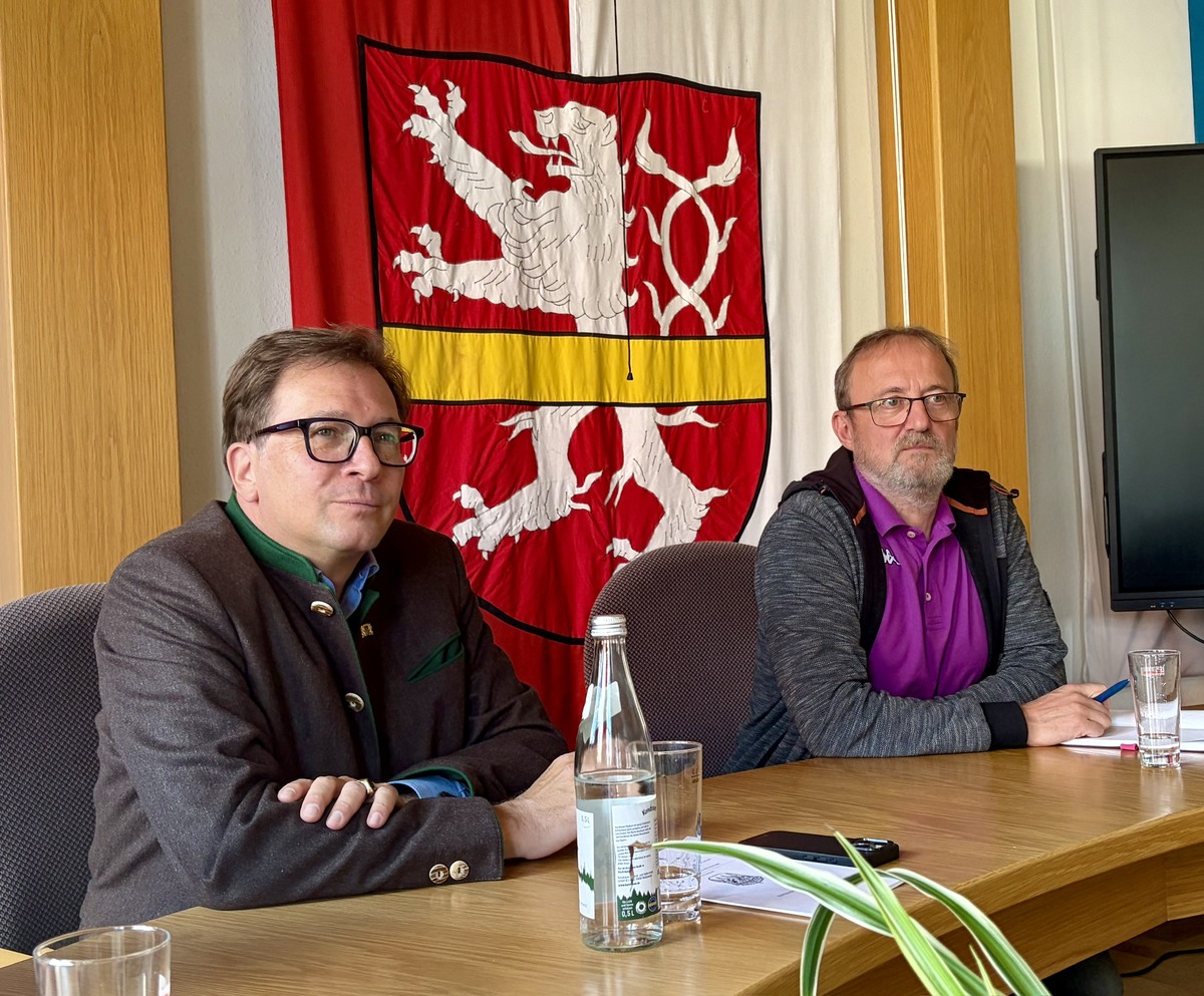 MdL Franc Dierl (l.) mit dem 1. B�rgermeister Stefan Ditl, �WG beim Gemeindebesuch in Plech.