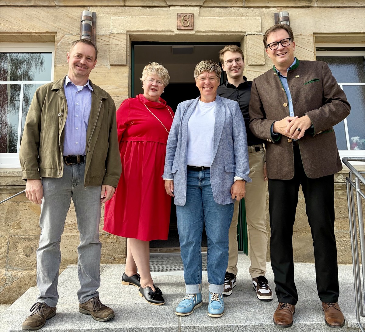 Vor der Kulturscheune in Haag (v.l.n.r.): Gemeinderat Stefan Heidenreich (CSU), Gabriele Rittger (Vorsitzende des CSU Ortsverbands Haag), 1. B�rgermeisterin Bianca Deinert (BLS-CSU-WG), 2. B�rgermeister Adrian B�r (CSU), MdL Franc Dierl (CSU) .