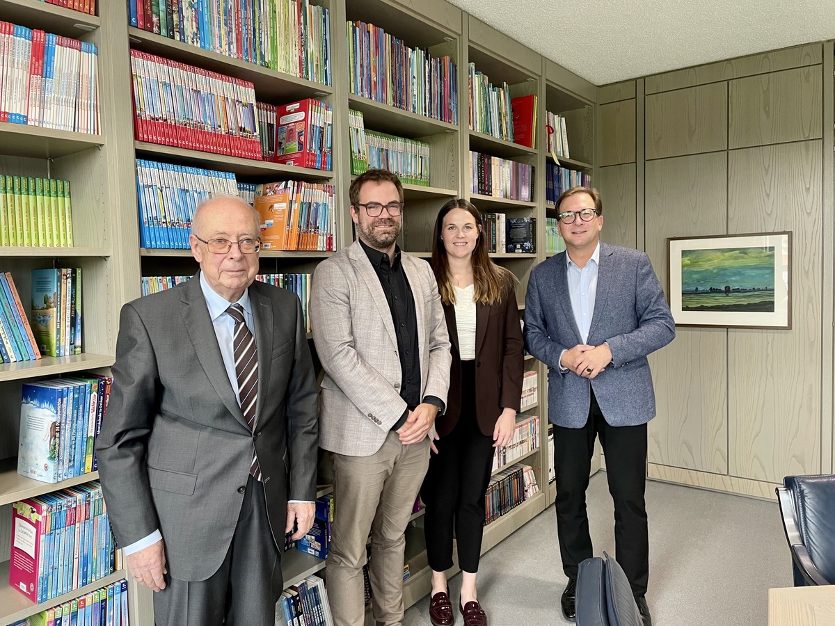 Gruppenfoto beim Firmenbesuch des Loewe Verlags (v.l.n.r.): Volker Gondrom (Gesch�ftsf�hrer Gondrom Holding), Christoph Gondrom (Verlagsleiter Loewe Verlag GmbH), Annemarie Schirmer (2. B�rgermeisterin von Bindlach) und MdL Franc Dierl (CSU).