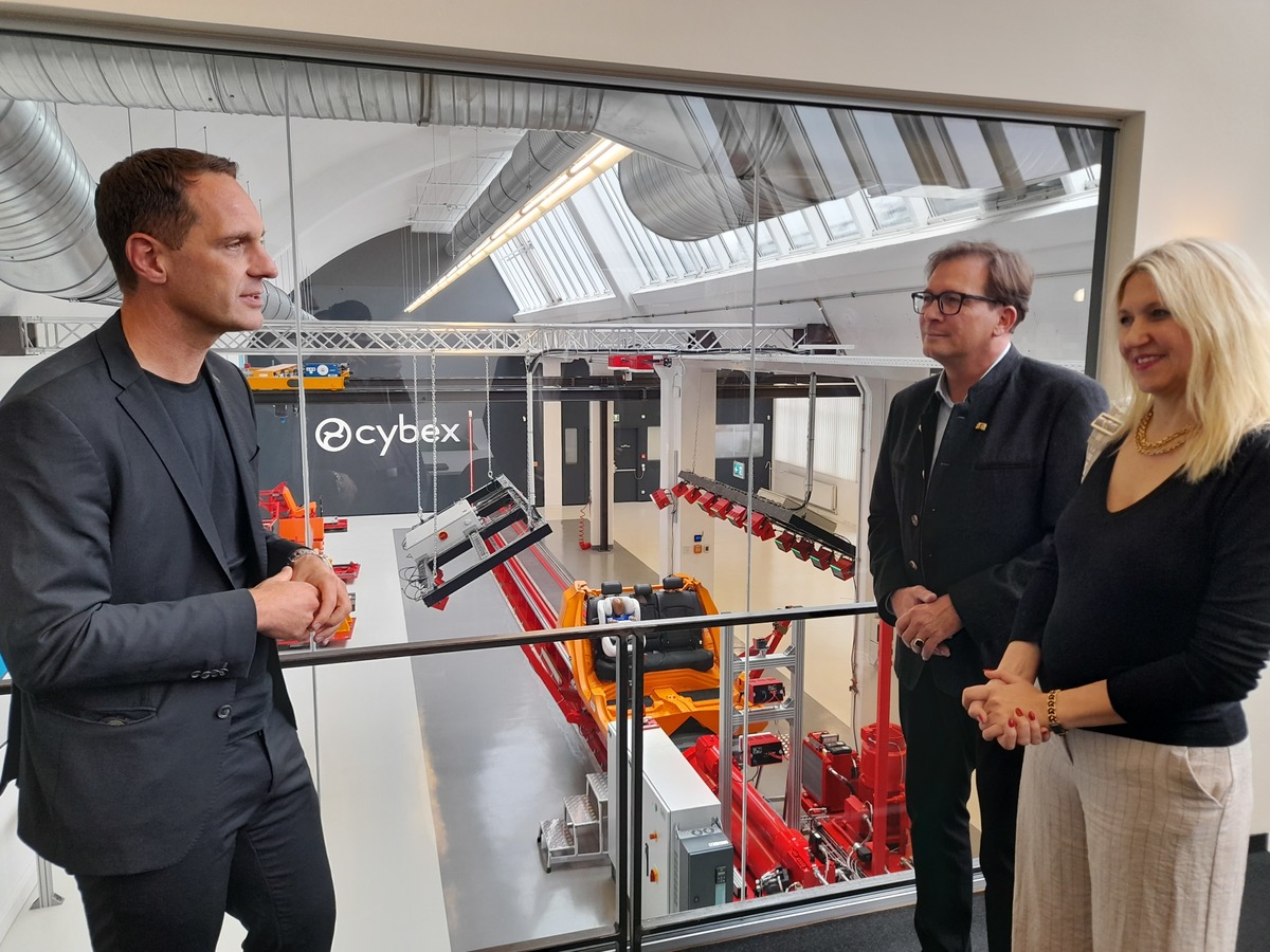 Der CEO der Cybex GmbH Johannes Schlamminger (links) erkl�rt dem Landtagsabgeordneten Franc Dierl und der Bundestagsabgeordneten Dr. Silke Launert den Ablauf des Crashtests.