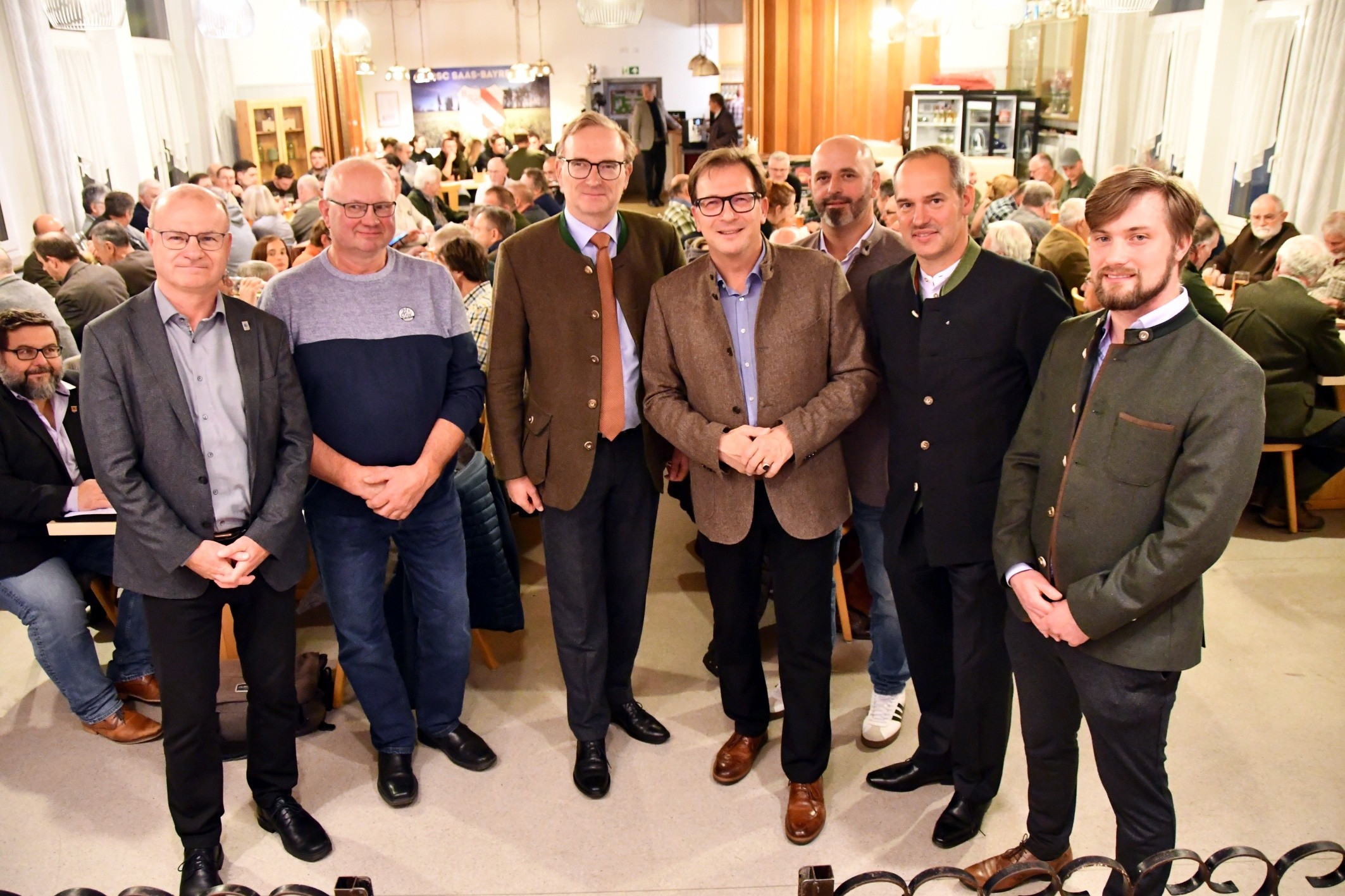 Die Diskutanten (v.l.): LBV-Vorsitzender Dr. Norbert Sch�ffer, Landwirt Norbert B�hmer, die Landtagsabgeordneten Alexander Flierl und Franc Dierl, Teichwirt Wolfgang Veigl, Dr. Michael Schmidt, Amt f�r Landwirtschaft und Jonathan Ehrmann, Uni Bayreuth.