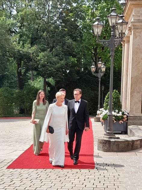 MdL Franc Dierl mit Gattin Barbara auf dem roten Teppich anlsslich der Premiere der  Bayreuther Festspiele.