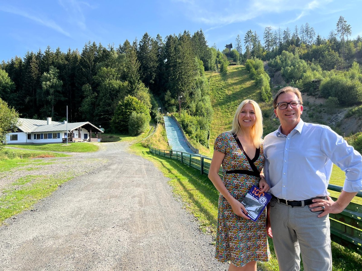 Bei schnstem Sommerwetter machte sich Landtagsabgeordneter Franc Dierl mit seiner Kollegin aus dem Bundestag, Dr. Silke Launert, ein Bild von der 45-Meter-Skisprungschanze in Warmensteinach.