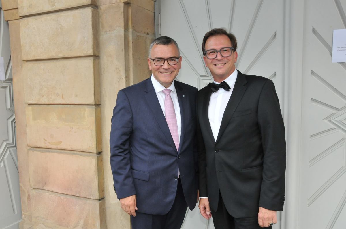 Auf Einladung des Landtagsabgeordneten Franc Dierl (rechts) hat der Leiter der Bayerischen Staatskanzlei Florian Herrmann den Auftakt des Festivals Bayreuth Baroque im Markgrflichen Opernhaus besucht.