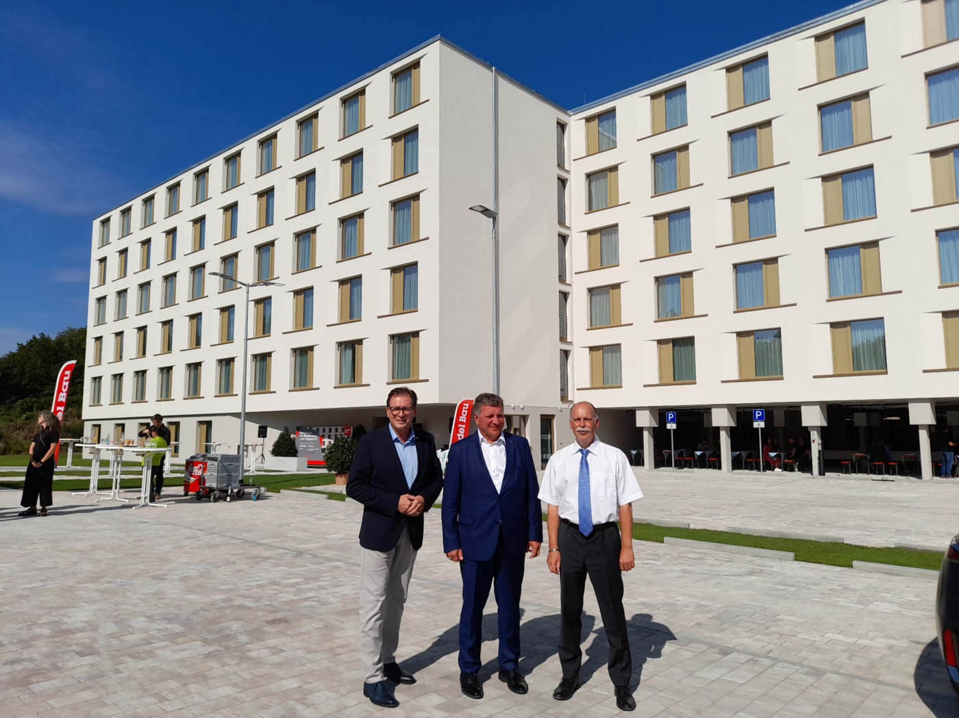 MdL Franc Dierl mit Christian Bernreiter, Bayerischer Staatsminister fr Wohnen, Bau und Verkehr, MdL, und Josef Tost, Geschftsfhrer des Studierendenwerks Oberfranken vor der beeindruckenden neuen Studentenwohnanlage Am Tappert II (v.l.n.r.).