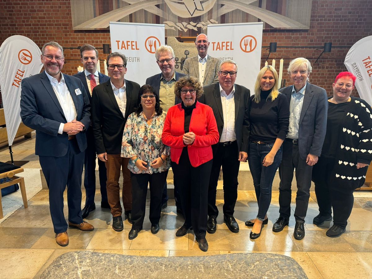 Auch MdL Franc Dierl (Dritter von links) und MdB Dr. Silke Launert (Dritte von rechts) gratulierten zum 20-jhrigen Bestehen der Tafel Bayreuth e.V..