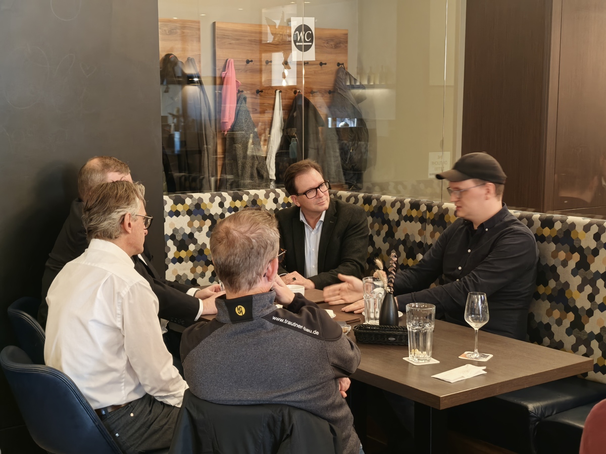 MdL Franc Dierl mit Paul Redetzky (Emergo Entertainment GmbH, rechts), Ralph Werner (TrautnerBau GmbH & Co.KG, 3. v. l.), Markus-Patrick Keil (GBW Bayreuth eG, 2. V. l.) und Sebastian D�berl (D&Z Bauunternehmung GmbH, links).