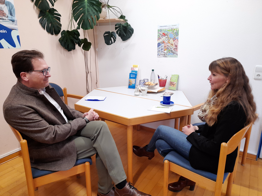 Landtagsabgeordneter Franc Dierl im angeregten Gesprch mit Thea Marie Koch, Leiterin des Freiwilligen Zentrums Bayreuth.