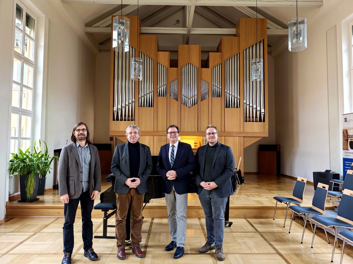 Prorektor Prof. i.K. Dr. Dr. Timm Siering, MdL Franc Dierl und Rektor KMD Prof. Wolfgang Dberlein (v.r.n.l) nach einem kurzen Orgelkonzert durch Prorektor Prof. i.K. Lucas Pohle (links).