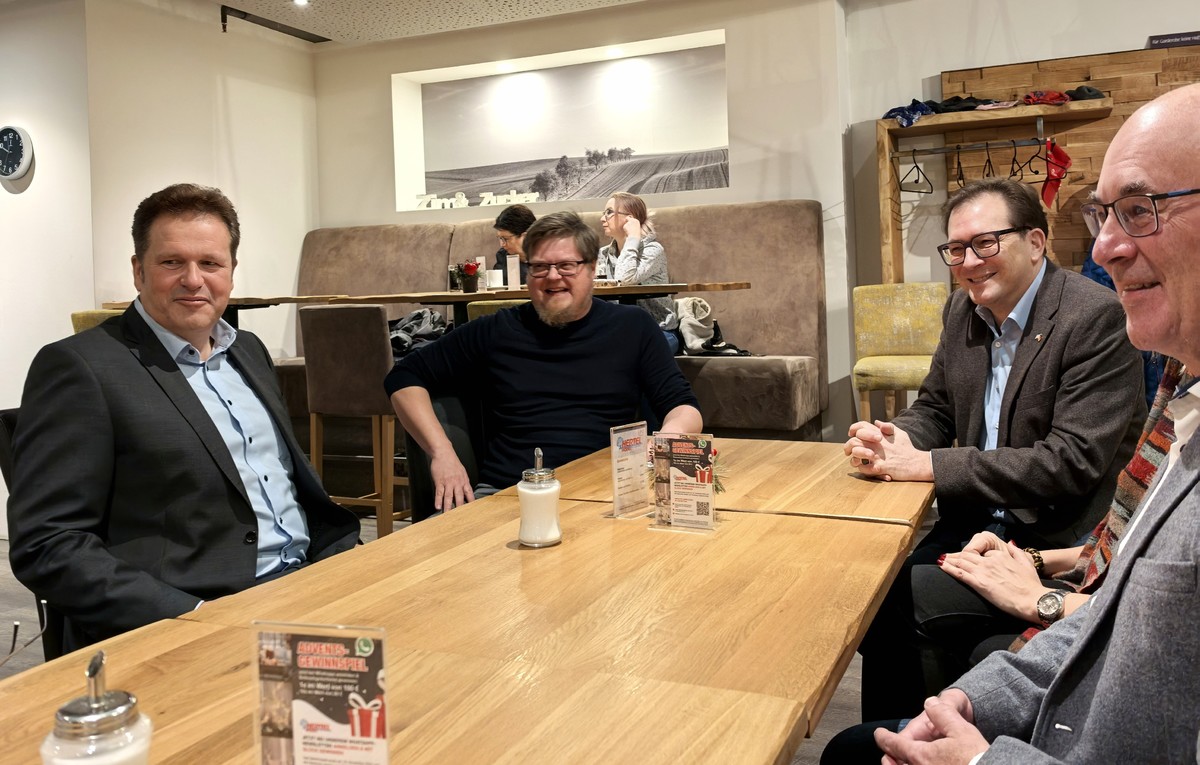 Entspannte Stimmung bei einem Kaffee bei Hertel Mbel mit Geschftsfhrer von Stefan Hertel, Personalleiter Sebastian Wolf, MdL Franc Dierl, und 1. Brgermeister der Gemeinde Gesees Harald Feulner (v.l.).