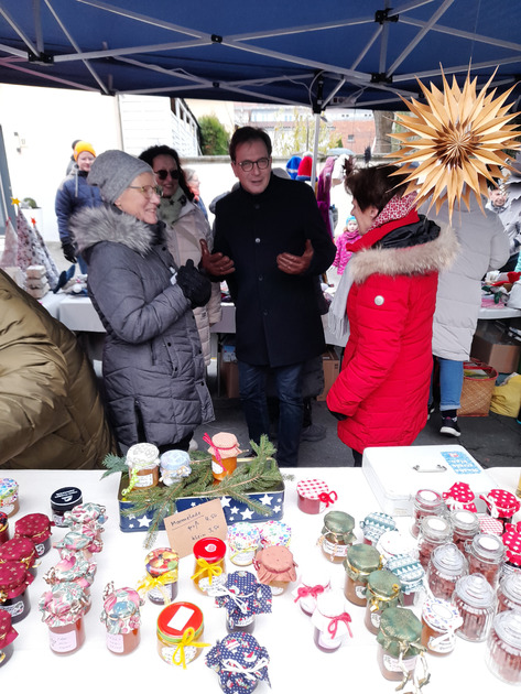 MdL Franc Dierl im angeregten Austausch mit zwei ehrenamtlichen Mitarbeiterinnen am Stand des Hospizvereins.