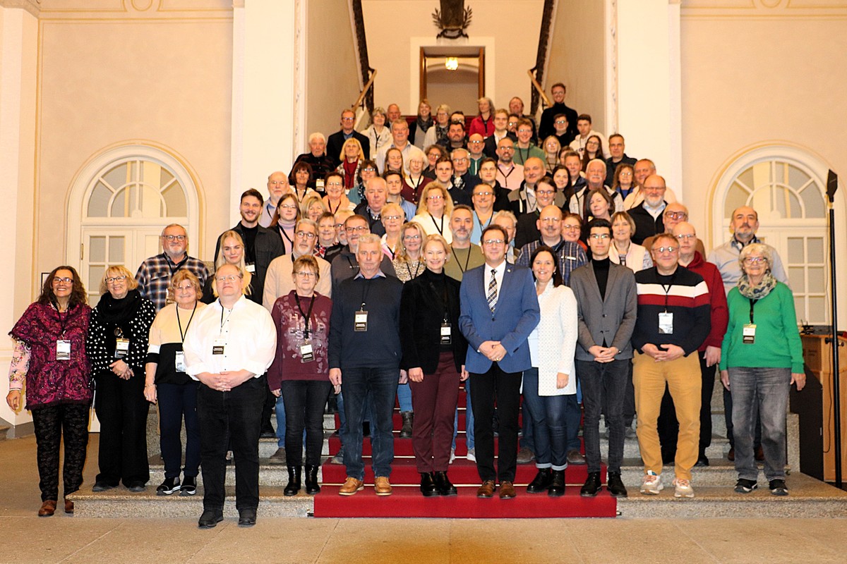 Der Landtagsabgeordnete Franc Dierl (1. Reihe im blauen Jackett) zusammen mit seiner Besuchergruppe aus Stadt und Landkreis Bayreuth im Bayerischen Landtag.