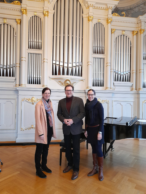 MdL Franc Dierl mit der Schulleiterin des Markgrfin-Wilhelmine-Gymnasiums OStDin Elisabeth Gtz (links) und ihrer Stellvertreterin StDin Kerstin Zimmermann in der Aula der Schule.