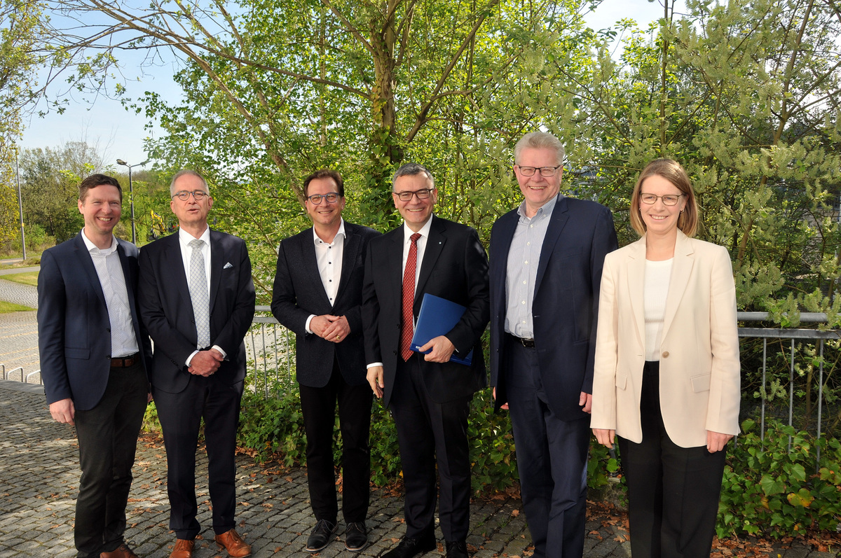 Von links: Landrat Florian Wiedemann, Universittsprsident Stefan Leible, Franc Dierl, Florian Herrmann, Oberbrgermeister Thomas Ebersberger und Universittskanzlerin Nicole Kaiser.