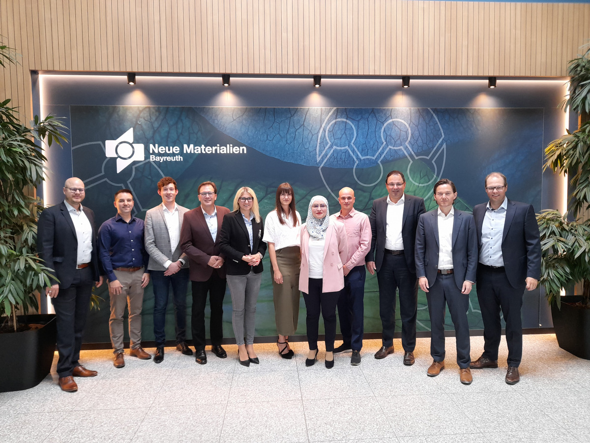 MdL Franc Dierl (4. von links) mit StS Dr. Silke Launert, MdB (5. von links), und StS Martin Schffel (3. von rechts), MdL, gemeinsam mit einigen Mitarbeitenden der Neue Materialien Bayreuth GmbH.