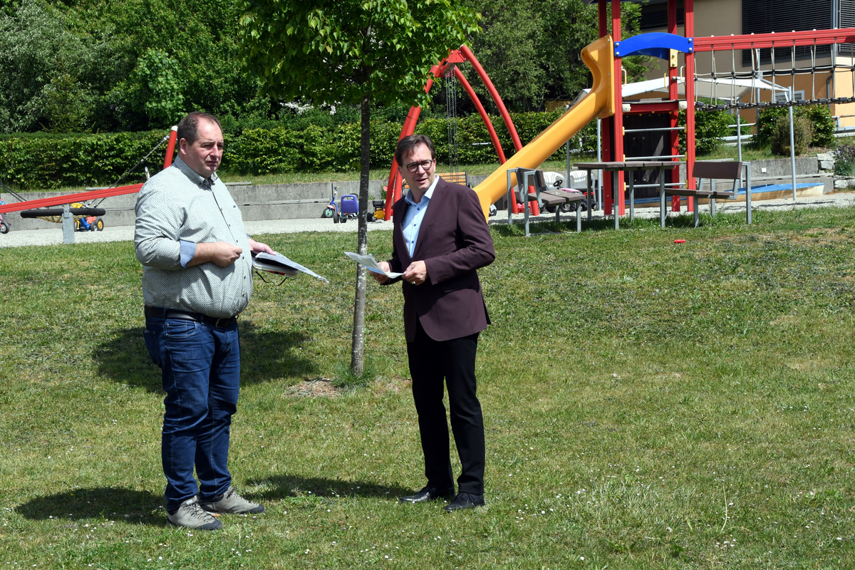 Der Landtagsabgeordnete Franc Dierl (rechts) hat die Zusage ber zustzliche Finanzmittel ber 20.000 Euro an Brgermeister Harald Wich berbracht. Mit dem Geld soll der Bau eines Multifunktionssportfeldes in Plankenfels untersttzt werden.