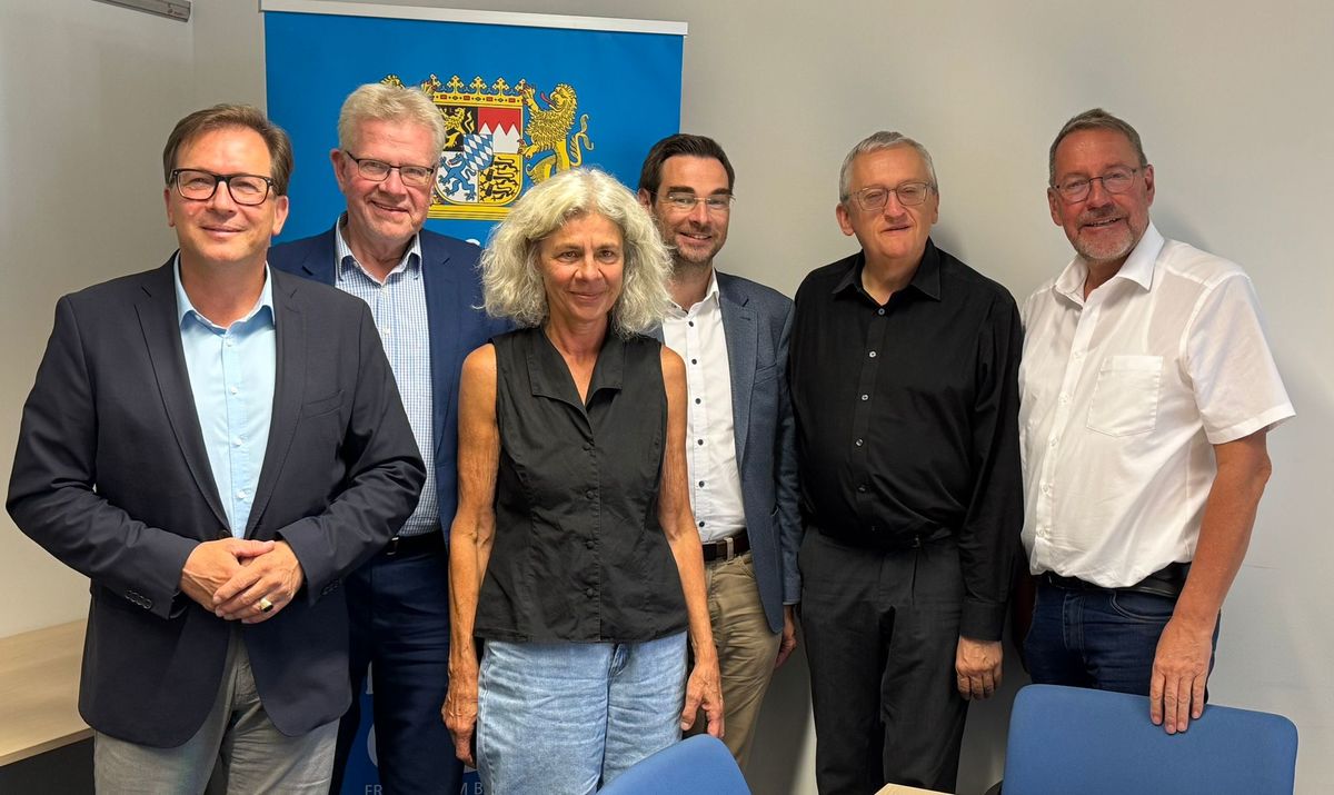 MdL Franc Dierl, Oberbrgermeister T. Ebersberger, C. Sommer-Fiederer, Tochter der Eigentmerin, MdL Dr. Oetzinger, Bezirksheimatpfleger Prof. G. Dippold und Kulturpfleger und Fraktionsvorsitzender der CSU-Stadtratsfraktion, Dr. S. Specht (v.l.n.r.).