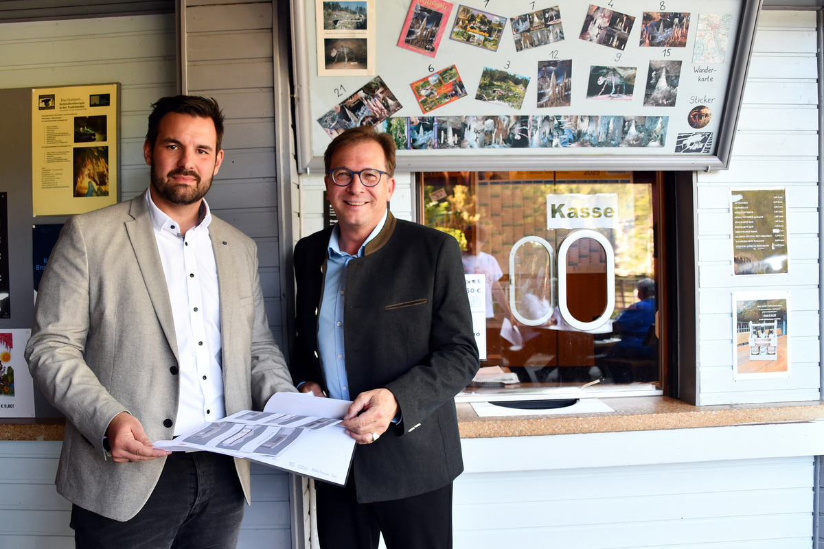 Der Landtagsabgeordnete Franc Dierl (rechts) hat die Zusage fr zustzliche Finanzmittel ber 450.000 Euro an den Pottensteiner Brgermeister Christian Weber berbracht. 
