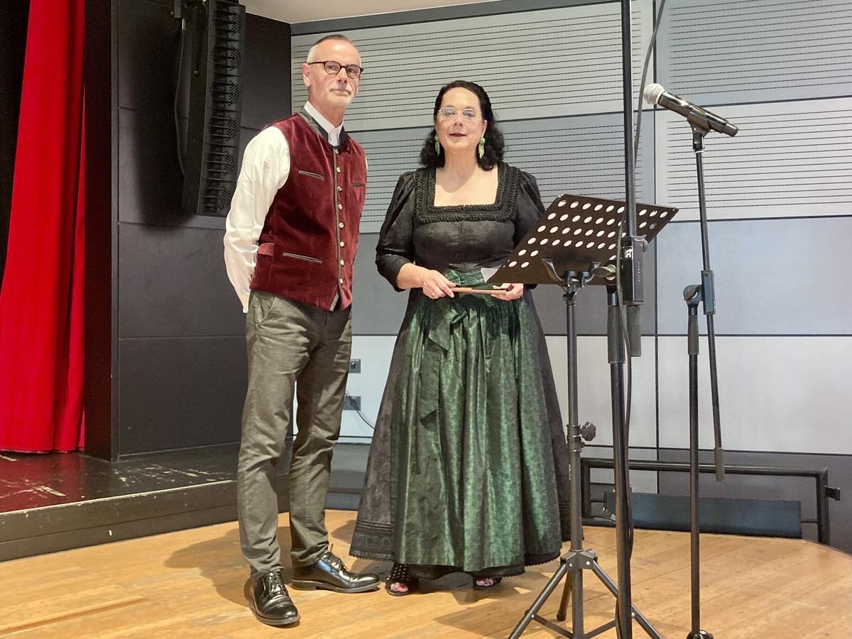 Sissy Thammer, langjhrige Intendantin und Geschftsfhrerin und Prof. Frederik Schwenk, neuer Knstlerischer Direktor des Festivals junger Knstler begrten die Gste.