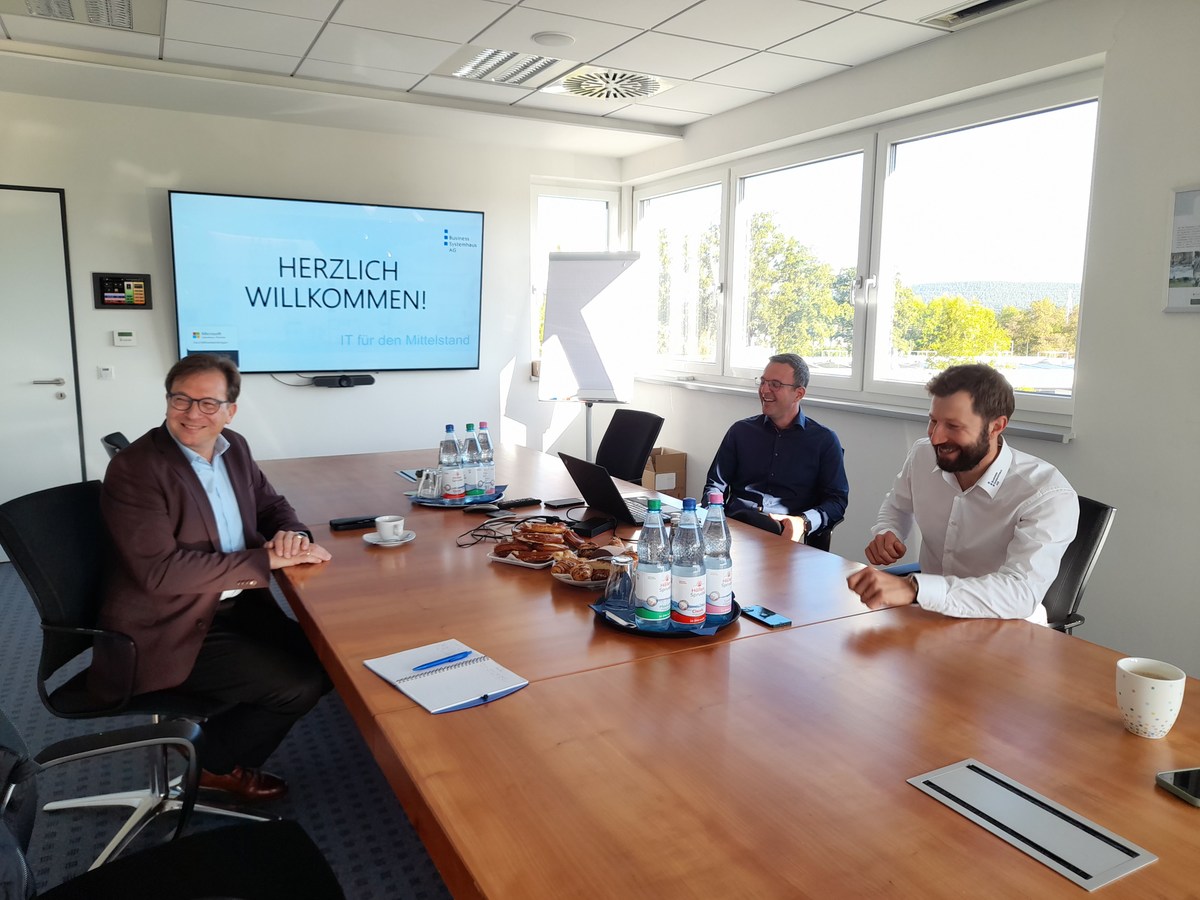 MdL Franc Dierl (links) mit den beiden Vorstnden der Business Systemhaus AG (BSH) Dr. Thomas Feulner (hinten rechts) und Sebastian Kronenberger.