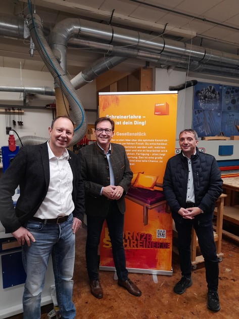 MdL Franc Dierl (Mitte) mit dem Schulleiter der Staatlichen Berufsschule I in Bayreuth Thomas Hofmann (links) und dem Stellvertreter des Landrates Georg Rhm bei einem Messestand, der den Beruf des Schreiners prsentiert.
