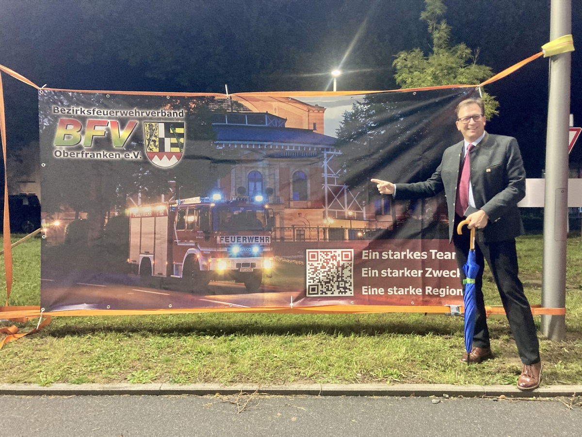 Franc Dierl, MdL, vor dem Werbebanner der Ortsgruppe Bayreuth.