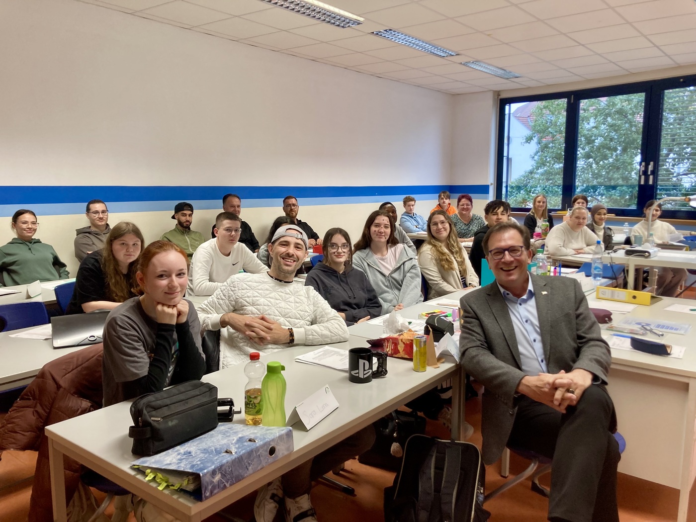 MdL Franc Dierl schaut bei seinem Besuch auch in den Klassen vorbei, um Schlerinnen und Schler kennenzulernen.