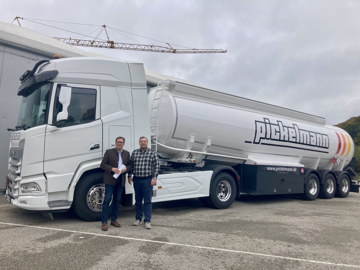 MdL Franc Dierl (links) mit Juniorchef Rdiger Pickelmann auf dem Firmenhof, im Hintergrund ein Sattelzug, der auf Langstrecken - auch international - eingesetzt wird